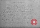 Immagine di monumento originale agli eroi del ghetto Varsavia POLONIA, 1947, secondo 53 filmato di repertorio 65675055118