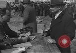 Immagine di Interrogazione dei civili tedeschi Schweinfurt Germania, 1945, secondo 19 filmato di repertorio 65675055134