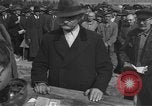 Immagine di Interrogazione dei civili tedeschi Schweinfurt Germania, 1945, secondo 29 filmato di repertorio 65675055134