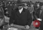 Immagine di Interrogazione dei civili tedeschi Schweinfurt Germania, 1945, secondo 31 filmato di repertorio 65675055134