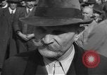 Immagine di Interrogazione dei civili tedeschi Schweinfurt Germania, 1945, secondo 35 filmato di repertorio 65675055134