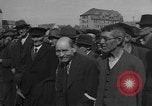 Immagine di Interrogazione dei civili tedeschi Schweinfurt Germania, 1945, secondo 40 filmato di repertorio 65675055134