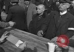 Immagine di Interrogazione dei civili tedeschi Schweinfurt Germania, 1945, secondo 44 filmato di repertorio 65675055134