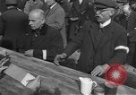 Immagine di Interrogazione dei civili tedeschi Schweinfurt Germania, 1945, secondo 45 filmato di repertorio 65675055134