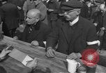 Immagine di Interrogazione dei civili tedeschi Schweinfurt Germania, 1945, secondo 46 filmato di repertorio 65675055134
