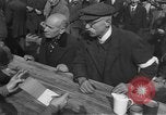 Immagine di Interrogazione dei civili tedeschi Schweinfurt Germania, 1945, secondo 47 filmato di repertorio 65675055134