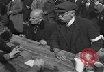 Immagine di Interrogazione dei civili tedeschi Schweinfurt Germania, 1945, secondo 49 filmato di repertorio 65675055134