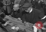 Immagine di Interrogazione dei civili tedeschi Schweinfurt Germania, 1945, secondo 50 filmato di repertorio 65675055134
