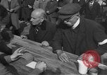 Immagine di Interrogazione dei civili tedeschi Schweinfurt Germania, 1945, secondo 51 filmato di repertorio 65675055134