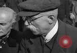 Immagine di Interrogazione dei civili tedeschi Schweinfurt Germania, 1945, secondo 52 filmato di repertorio 65675055134