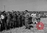Standbild Deutscher junge Soldaten verhört Zweiten Weltkrieg Schweinfurt Deutschland, 1945, aus Sekunde 8 historischem Filmmaterial Videoclip 65675055135