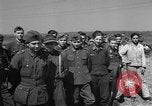 Standbild Deutscher junge Soldaten verhört Zweiten Weltkrieg Schweinfurt Deutschland, 1945, aus Sekunde 15 historischem Filmmaterial Videoclip 65675055135
