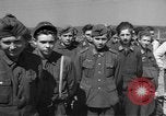 Standbild Deutscher junge Soldaten verhört Zweiten Weltkrieg Schweinfurt Deutschland, 1945, aus Sekunde 19 historischem Filmmaterial Videoclip 65675055135