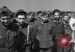 Standbild Deutscher junge Soldaten verhört Zweiten Weltkrieg Schweinfurt Deutschland, 1945, aus Sekunde 21 historischem Filmmaterial Videoclip 65675055135