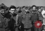 Standbild Deutscher junge Soldaten verhört Zweiten Weltkrieg Schweinfurt Deutschland, 1945, aus Sekunde 22 historischem Filmmaterial Videoclip 65675055135
