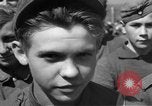 Standbild Deutscher junge Soldaten verhört Zweiten Weltkrieg Schweinfurt Deutschland, 1945, aus Sekunde 24 historischem Filmmaterial Videoclip 65675055135