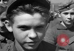 Standbild Deutscher junge Soldaten verhört Zweiten Weltkrieg Schweinfurt Deutschland, 1945, aus Sekunde 25 historischem Filmmaterial Videoclip 65675055135