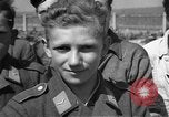 Standbild Deutscher junge Soldaten verhört Zweiten Weltkrieg Schweinfurt Deutschland, 1945, aus Sekunde 27 historischem Filmmaterial Videoclip 65675055135