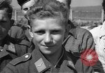 Standbild Deutscher junge Soldaten verhört Zweiten Weltkrieg Schweinfurt Deutschland, 1945, aus Sekunde 28 historischem Filmmaterial Videoclip 65675055135