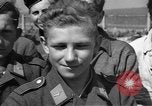 Standbild Deutscher junge Soldaten verhört Zweiten Weltkrieg Schweinfurt Deutschland, 1945, aus Sekunde 29 historischem Filmmaterial Videoclip 65675055135