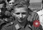 Standbild Deutscher junge Soldaten verhört Zweiten Weltkrieg Schweinfurt Deutschland, 1945, aus Sekunde 31 historischem Filmmaterial Videoclip 65675055135