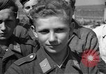 Standbild Deutscher junge Soldaten verhört Zweiten Weltkrieg Schweinfurt Deutschland, 1945, aus Sekunde 32 historischem Filmmaterial Videoclip 65675055135