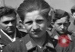 Standbild Deutscher junge Soldaten verhört Zweiten Weltkrieg Schweinfurt Deutschland, 1945, aus Sekunde 33 historischem Filmmaterial Videoclip 65675055135