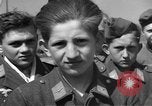Standbild Deutscher junge Soldaten verhört Zweiten Weltkrieg Schweinfurt Deutschland, 1945, aus Sekunde 36 historischem Filmmaterial Videoclip 65675055135