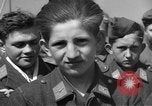 Standbild Deutscher junge Soldaten verhört Zweiten Weltkrieg Schweinfurt Deutschland, 1945, aus Sekunde 38 historischem Filmmaterial Videoclip 65675055135