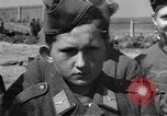 Standbild Deutscher junge Soldaten verhört Zweiten Weltkrieg Schweinfurt Deutschland, 1945, aus Sekunde 39 historischem Filmmaterial Videoclip 65675055135