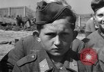 Standbild Deutscher junge Soldaten verhört Zweiten Weltkrieg Schweinfurt Deutschland, 1945, aus Sekunde 42 historischem Filmmaterial Videoclip 65675055135