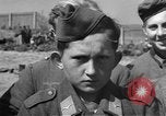 Standbild Deutscher junge Soldaten verhört Zweiten Weltkrieg Schweinfurt Deutschland, 1945, aus Sekunde 43 historischem Filmmaterial Videoclip 65675055135