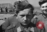 Standbild Deutscher junge Soldaten verhört Zweiten Weltkrieg Schweinfurt Deutschland, 1945, aus Sekunde 44 historischem Filmmaterial Videoclip 65675055135