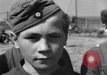 Standbild Deutscher junge Soldaten verhört Zweiten Weltkrieg Schweinfurt Deutschland, 1945, aus Sekunde 46 historischem Filmmaterial Videoclip 65675055135