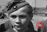 Standbild Deutscher junge Soldaten verhört Zweiten Weltkrieg Schweinfurt Deutschland, 1945, aus Sekunde 47 historischem Filmmaterial Videoclip 65675055135