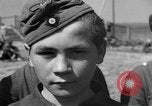 Standbild Deutscher junge Soldaten verhört Zweiten Weltkrieg Schweinfurt Deutschland, 1945, aus Sekunde 48 historischem Filmmaterial Videoclip 65675055135