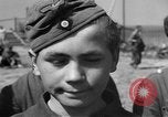 Standbild Deutscher junge Soldaten verhört Zweiten Weltkrieg Schweinfurt Deutschland, 1945, aus Sekunde 50 historischem Filmmaterial Videoclip 65675055135