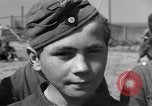Standbild Deutscher junge Soldaten verhört Zweiten Weltkrieg Schweinfurt Deutschland, 1945, aus Sekunde 51 historischem Filmmaterial Videoclip 65675055135