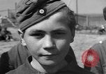 Standbild Deutscher junge Soldaten verhört Zweiten Weltkrieg Schweinfurt Deutschland, 1945, aus Sekunde 52 historischem Filmmaterial Videoclip 65675055135