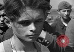 Standbild Deutscher junge Soldaten verhört Zweiten Weltkrieg Schweinfurt Deutschland, 1945, aus Sekunde 55 historischem Filmmaterial Videoclip 65675055135