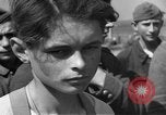 Standbild Deutscher junge Soldaten verhört Zweiten Weltkrieg Schweinfurt Deutschland, 1945, aus Sekunde 57 historischem Filmmaterial Videoclip 65675055135