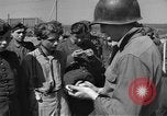 Standbild Deutscher junge Soldaten verhört Zweiten Weltkrieg Schweinfurt Deutschland, 1945, aus Sekunde 61 historischem Filmmaterial Videoclip 65675055135