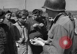 Standbild Deutscher junge Soldaten verhört Zweiten Weltkrieg Schweinfurt Deutschland, 1945, aus Sekunde 62 historischem Filmmaterial Videoclip 65675055135