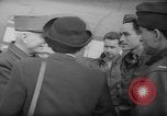 Standbild französischen Heimkehrer Paris Frankreich, 1945, aus Sekunde 10 historischem Filmmaterial Videoclip 65675055142