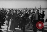 Standbild französischen Heimkehrer Paris Frankreich, 1945, aus Sekunde 30 historischem Filmmaterial Videoclip 65675055142