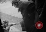Standbild französischen Heimkehrer Paris Frankreich, 1945, aus Sekunde 38 historischem Filmmaterial Videoclip 65675055142