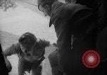 Standbild französischen Heimkehrer Paris Frankreich, 1945, aus Sekunde 39 historischem Filmmaterial Videoclip 65675055142
