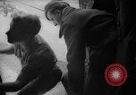Standbild französischen Heimkehrer Paris Frankreich, 1945, aus Sekunde 41 historischem Filmmaterial Videoclip 65675055142