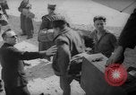 Standbild französischen Heimkehrer Paris Frankreich, 1945, aus Sekunde 61 historischem Filmmaterial Videoclip 65675055142