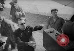 Standbild französischen Heimkehrer Paris Frankreich, 1945, aus Sekunde 62 historischem Filmmaterial Videoclip 65675055142